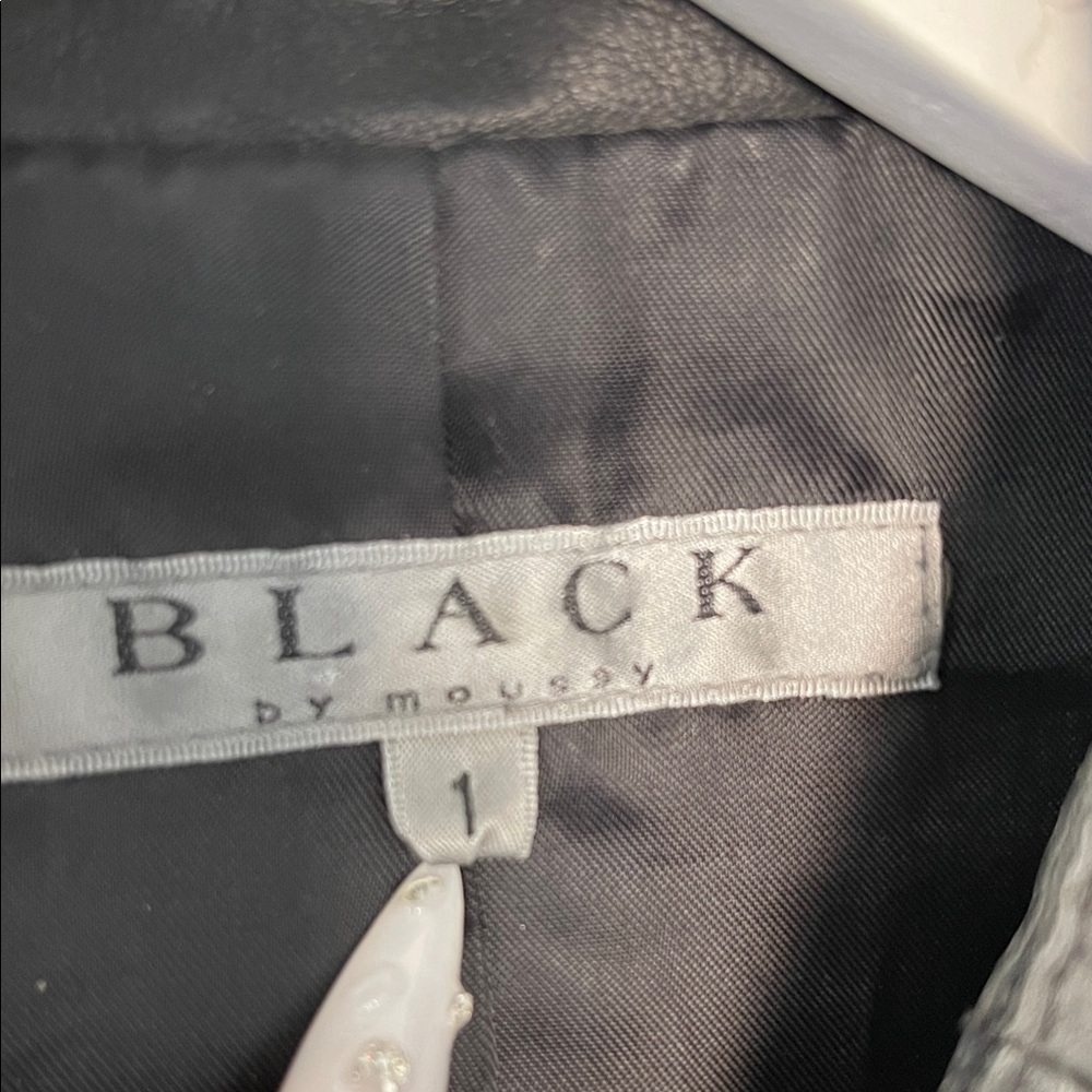 Chic Black Leather Jacket - image 3